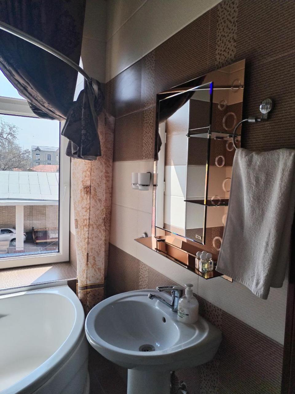 Guest House "Rohat Lux" Samarkand Buitenkant foto
